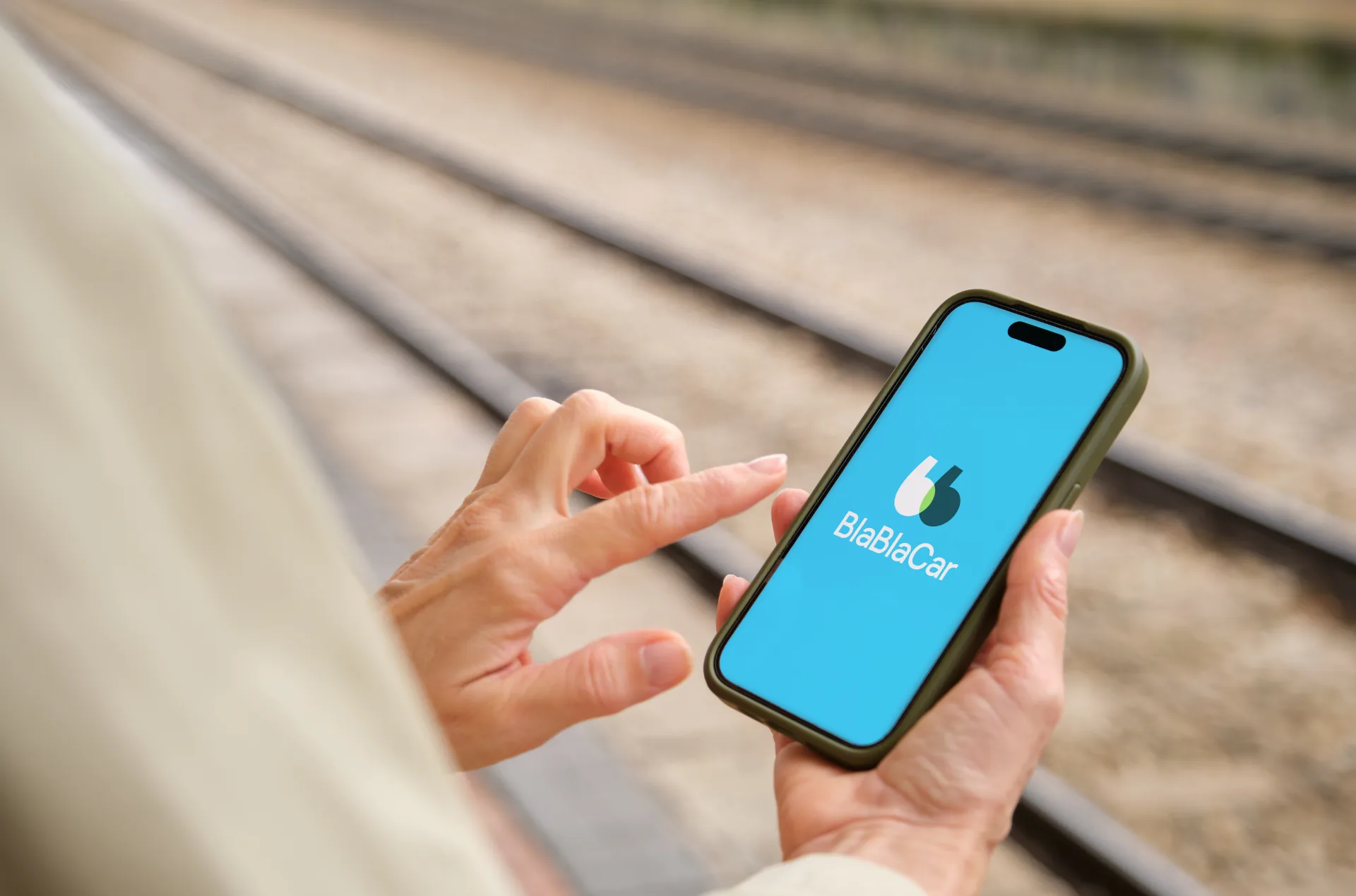 Застосунок BlaBlaCar на смартфоні на залізничній станції